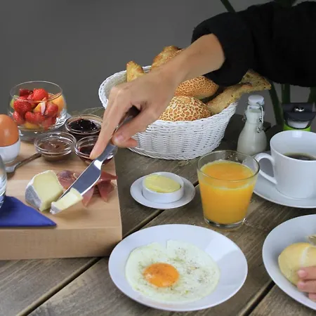 לינה וארוחת בוקר Les Paquerettes 2*